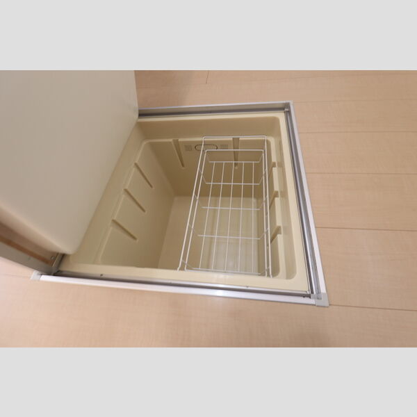 アン・プレール101号室 床下収納