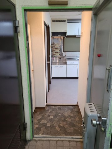 パークデュオ亀有 玄関外からお部屋の中は見えない間取りです