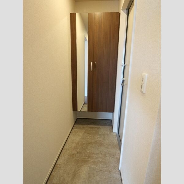 クレシェンテ302号室 玄関