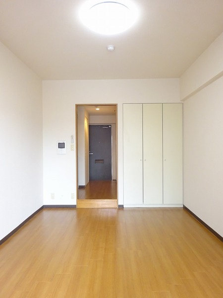 パーク・ノヴァ横浜・井土ケ谷605号室 リビング