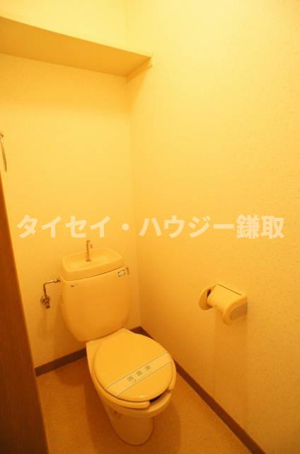 ガーデンヒルズ国分寺台Ｂ棟 上部に棚のあるトイレです