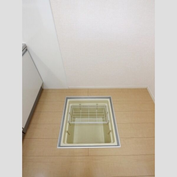 ベルウィル　A102号室 床下収納