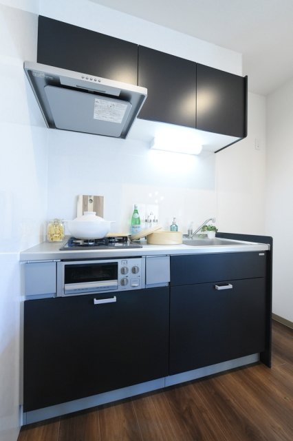 ガーデンヒルズ市ヶ谷 システムキッチン（2口ガスコンロ・グリル付）※家具小物等はイメージです