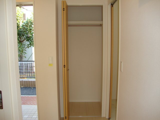 Ｍａｊｅｓｔｉｃ　ｇａｒｄｅｎ101号室 玄関横収納