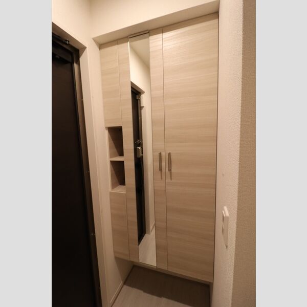 セレスティア白鳥302号室 玄関収納