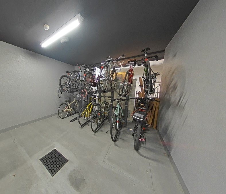 レジディア三越前4階 駐輪場