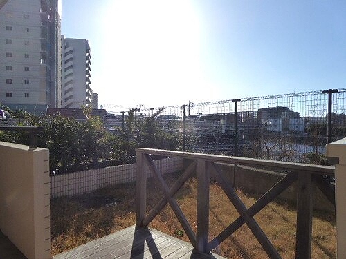 ライオンズタワー片瀬江ノ島1階 専用庭　※2023年1月撮影