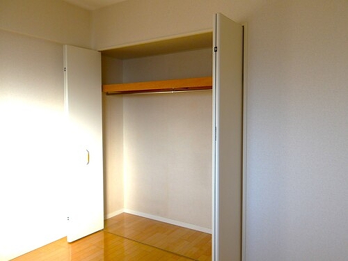 エクシオ中浦和レジデンス クロゼット(洋室約6.0畳)　※2025年10月撮影