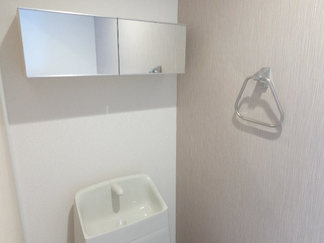 エルアージュ105号室 トイレ収納（イメージ）