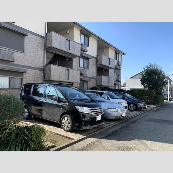 スワロウテイル A棟駐車場