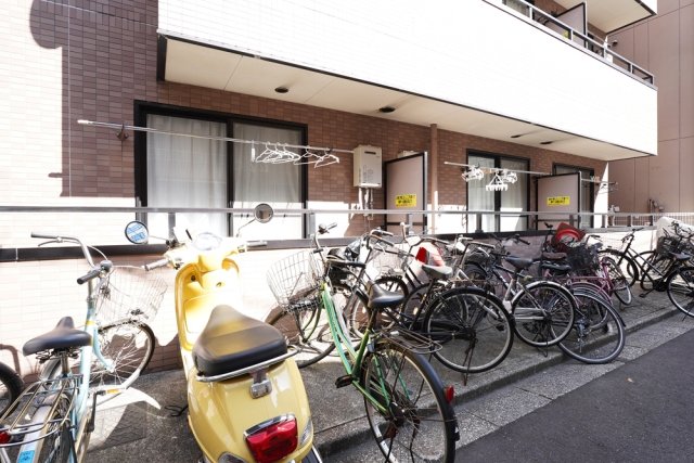 コンフォート日暮里1階 駐輪場