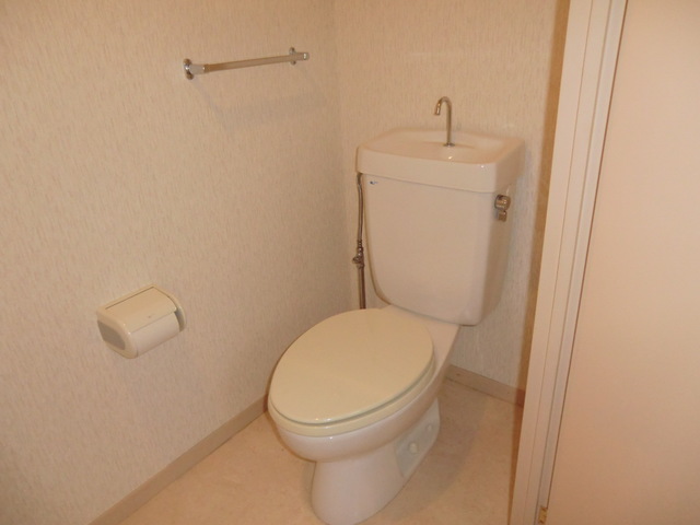 ラ・クラッセ西寺尾0408号室 トイレ