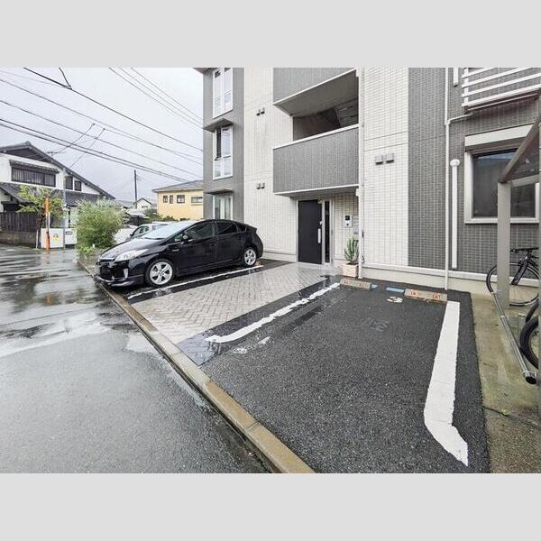 オリーブ101号室 駐車場
