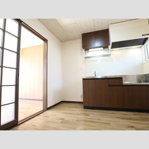 TAP滝本ハイツ103号室 4.1帖の広々としたキッチン