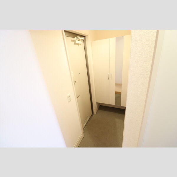 ロイヤルガーデン101号室 玄関