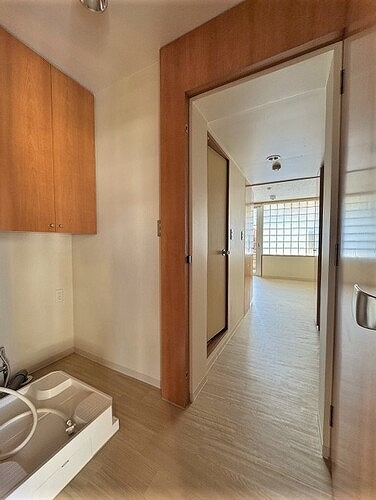 ハウス・エプタ3階 室内洗濯機置き場　・　廊下