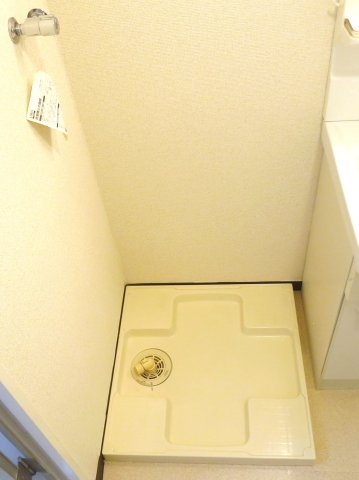 サニーヒル山手台0301号室 室内洗濯機置場　※別号室の参考写真です(現況優先・仕様違いの場合あり)