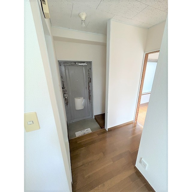 ウモーレ（UMOORE）0101号室 玄関