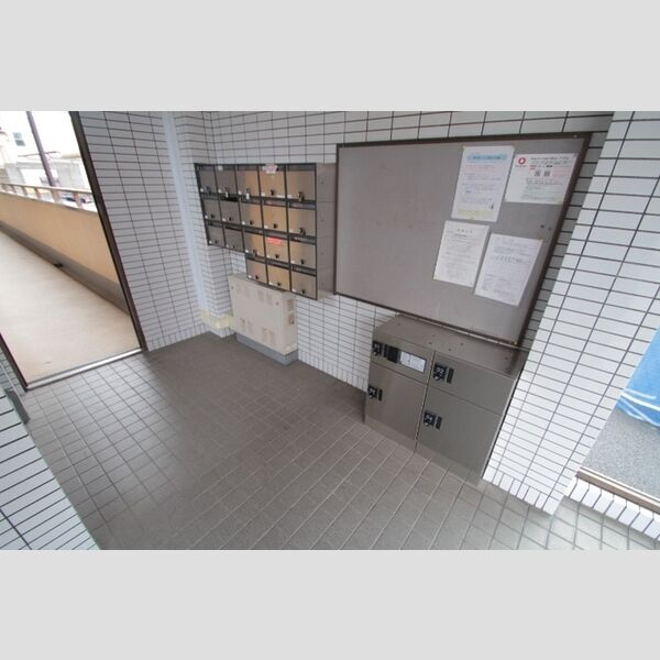 フラワーフィールドマンション 集合ポストと宅配BOXあります!