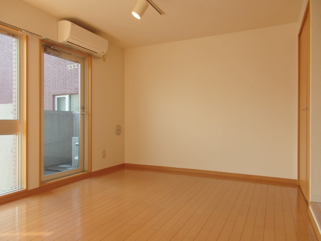 ジャスパー田無0403号室 約8帖洋室は大きな窓付きで明るいです