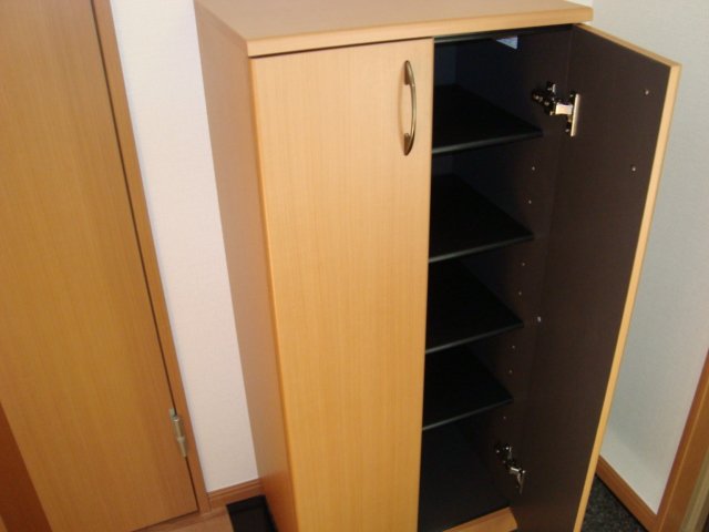 ヴィアーレ・ガーナ103号室 下足箱