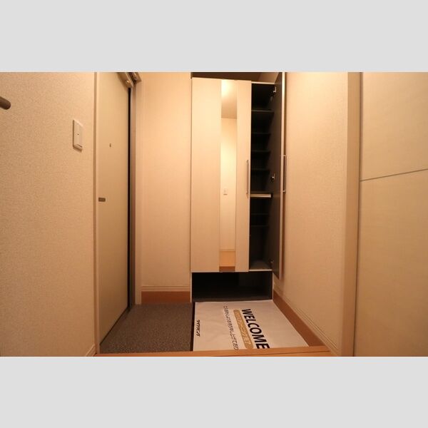 バラディー伏見107号室 シューズボックス・玄関土間