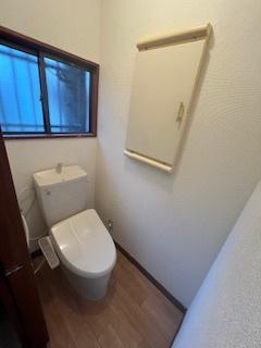 【程久保１丁目】ペットと楽しく暮らせる戸建て 温水洗浄便座付きトイレ（新調）
