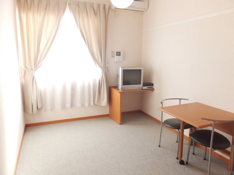 レオパレス飯山満 リビング