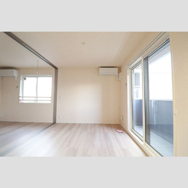 シェーンブルーメ横浜308号室 リビング