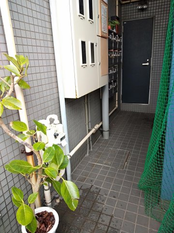 マリオ能見台203号室 １階エントランス