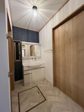 Cozy House南鎌ヶ谷デザイナーズリノベ戸建 ヘリンボーンと照明がお洒落な洗面所（洗濯機置場も左側に完備）