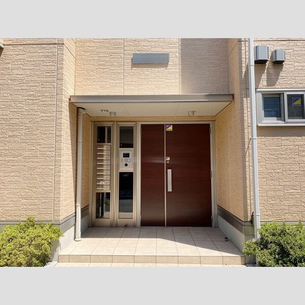 リベルテ大森303号室 オートロック付きエントランス