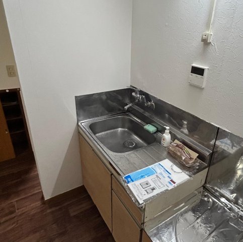 秦野市戸川テラスハウス シングルレバータイプの水栓。２口ガスコンロ設置可