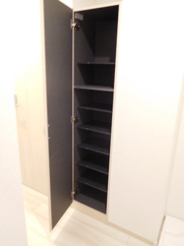 Lily東中山2階 天井高のシューズボックス