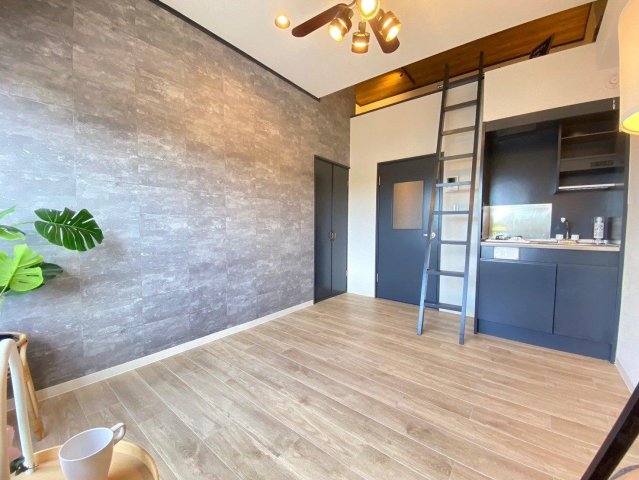 コーポ逆井 石目調のアクセントクロスとシーリングファンライト（標準装備）