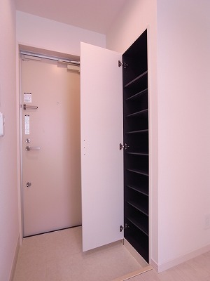 リブリ・モンテーニュ 玄関