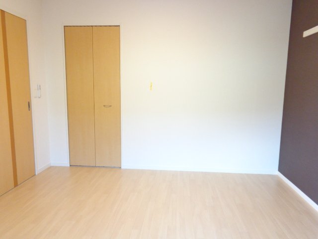 フローリッシュ・ガーデン102号室 洋室