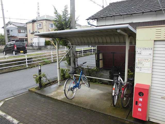 レオパレスＭ．Ｉ109号室 屋根付き駐輪場