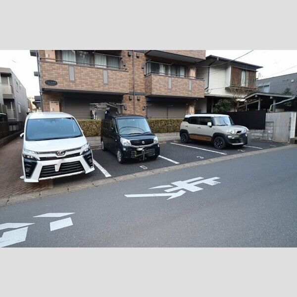 ドミール岩瀬302号室 駐車場