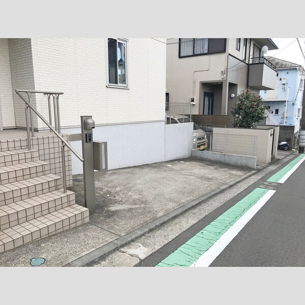 能見台戸建 駐車場