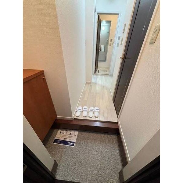 カーザ・レフィナーダⅢ0101号室 玄関