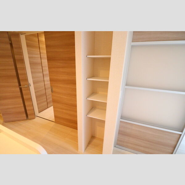 メゾンヴィクトワール梶ヶ谷103号室 収納棚