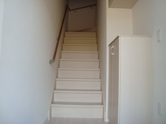 ベルクラージュ 玄関から階段