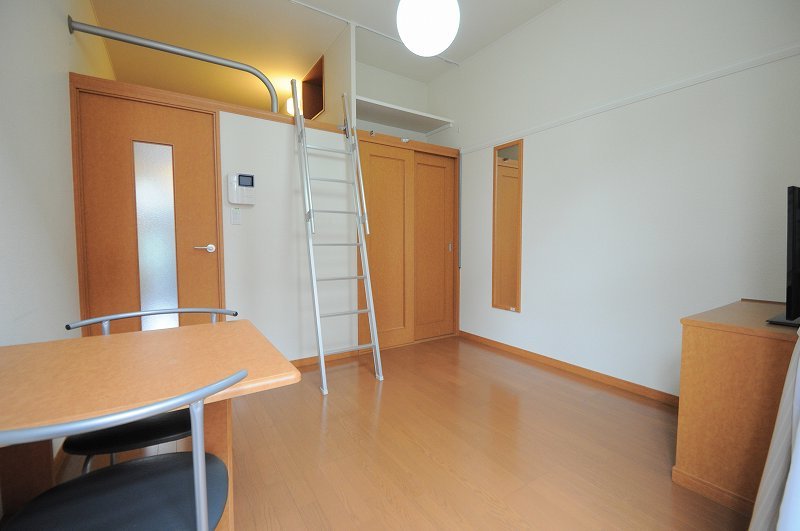 レオパレスクレスト 備品は部屋ごとに異なります。１Ｆのみフローリング。