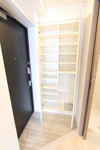 プラウドフラット三越前 玄関