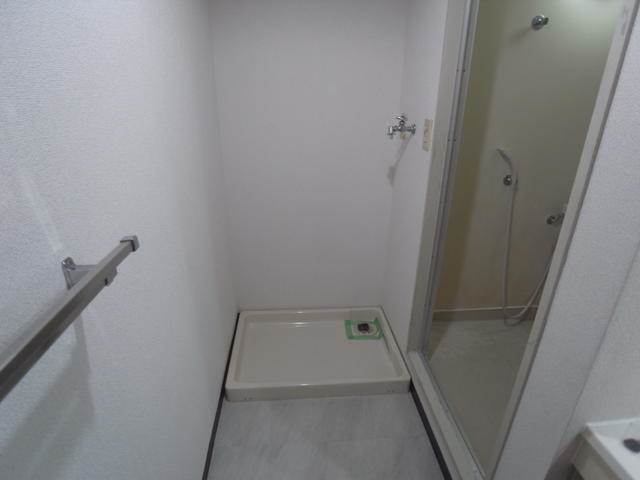 河北松戸ハイツ 室内洗濯機置場。写真は１０７…