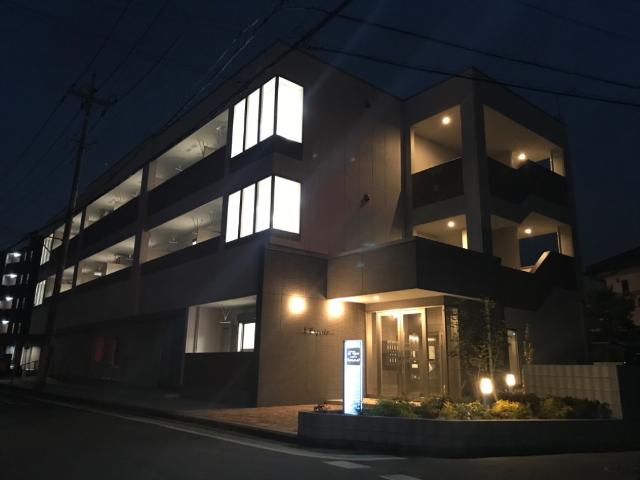 レスポワール 外観写真（夜）