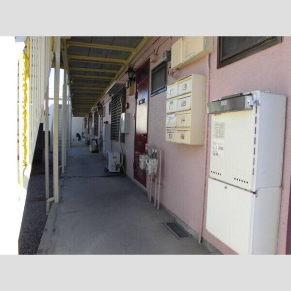 サンパレストミタ 1階玄関前共用廊下