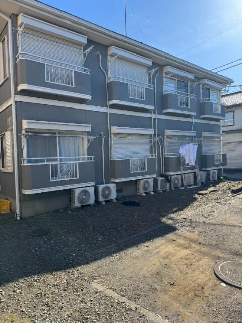 諏訪の森フラット1階 バルコニー側の外観です♪