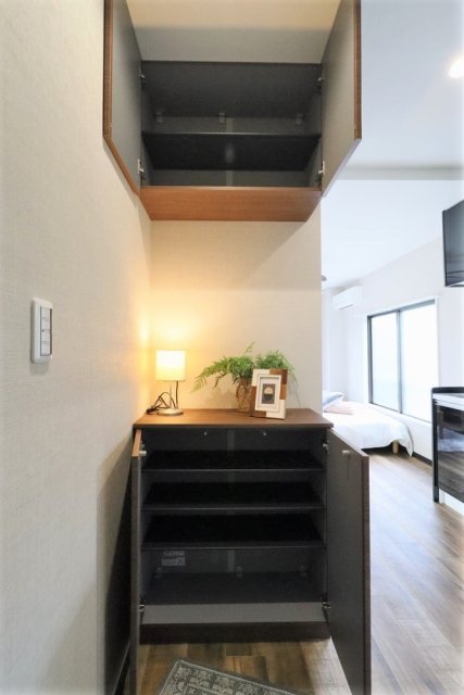 メゾン半谷2階 靴入※家具･小物はイメージです